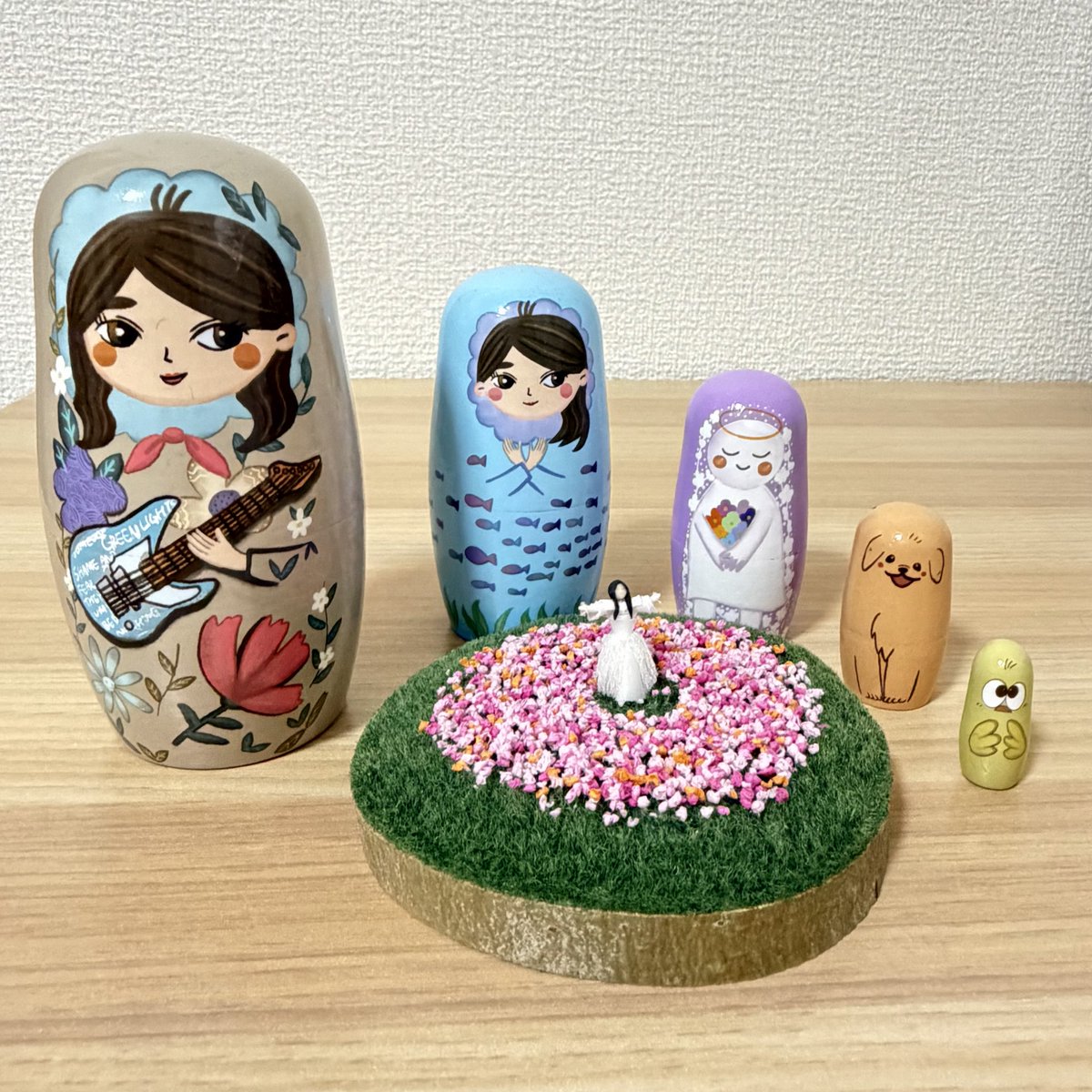 yuumiles301's tweet photo. やっとできた💐
武道館でmiletちゃんが魔法で出した花びらで〝The Story of Us〟のMVミニチュアで再現してみた✨️🪄︎︎❁⃘*.ﾟ
めちゃくちゃちっちゃい😇サイズ感伝わるかな、、、
 
 #花畑を出す魔法
 #milet_TheStoryofUs
 #milet_RayofWater
 #miles  #ミニチュア  #手作り  
@milet_music https://t.co/1V9WhEzrVc