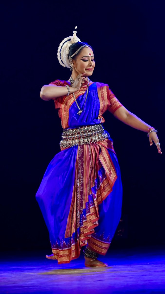 MoumitaVaats's tweet photo. Moumita Vaats Ghosh performed at the Odissi International Festival in Rabindra Mandap,Bhubaneshwar.

Moumita Vaats #Odissi dance #Indian classical dancer #Moumita Vaats Ghosh #Odissi dance Exponent #International artiste #Art #culture #Bhubaneshwar #Odisha #Tourism https://t.co/66lblKsPc2