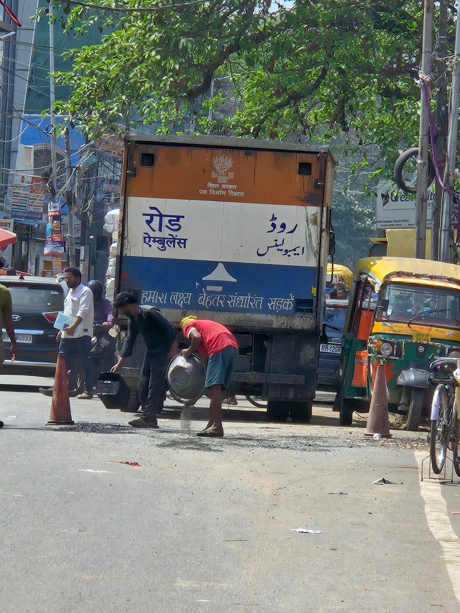 Utkarsh2709's tweet image. Damaged roads in several areas, whether from Holika Dahan or other causes, are now undergoing repairs. 🚧🛠️ #Roads #Repairs 

📍 Munna Chak Kankarbagh.