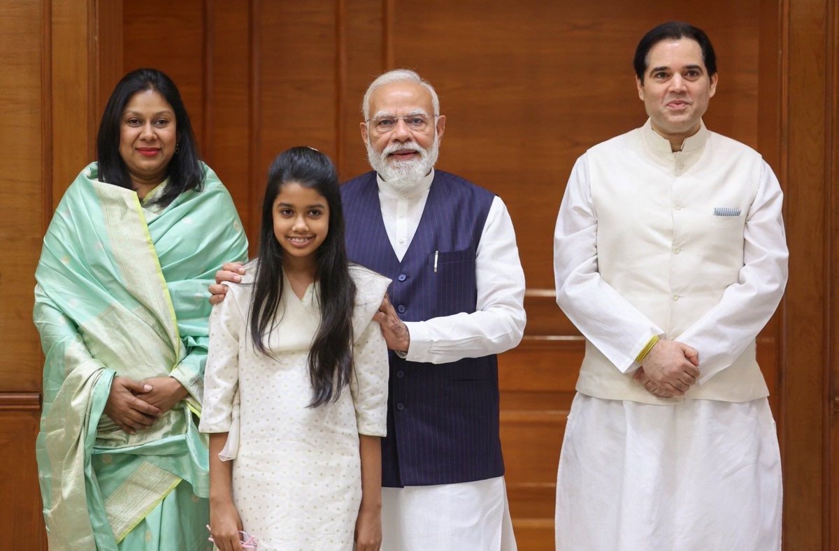 msraghav1986's tweet photo. Varun Gandhi ji and family with  PM Narendra Modi ji
Present and the future in one frame 😊✊🙌🙏
@varungandhi80 
@Manekagandhibjp 
@BJP4India https://t.co/rqpLyQSrcC