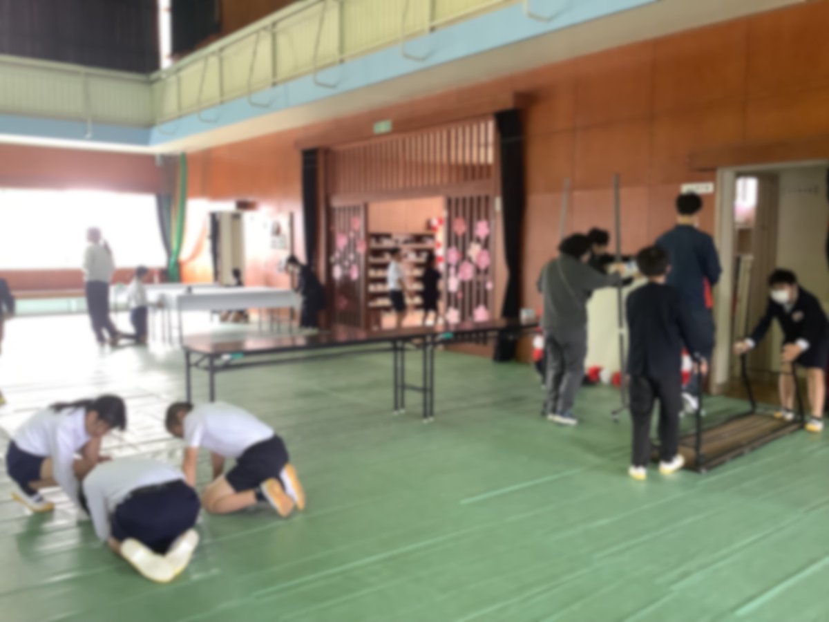 simomyou_esc's tweet photo. 【旅立ちの日に向けて②】
会場準備は子どもたちが主体となって進めています。
お世話になった6年生への感謝の気持ちを込めて、掃除や飾り付けに一生懸命取り組みました。 https://t.co/98WAI6yYkP