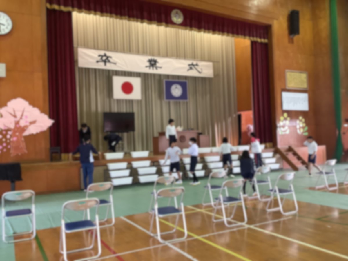 simomyou_esc's tweet photo. 【旅立ちの日に向けて②】
会場準備は子どもたちが主体となって進めています。
お世話になった6年生への感謝の気持ちを込めて、掃除や飾り付けに一生懸命取り組みました。 https://t.co/98WAI6yYkP