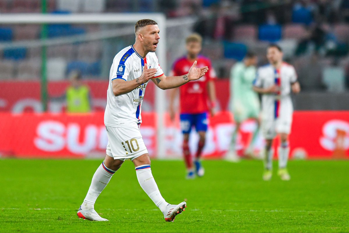 Lukas-Podolski.com tweet media