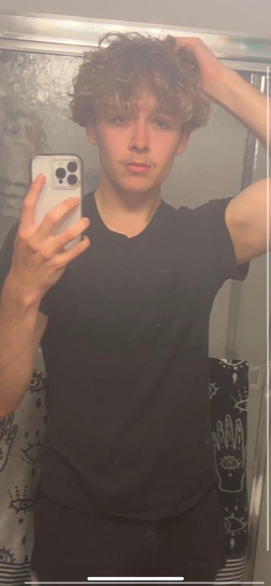 fartsmella tweet media