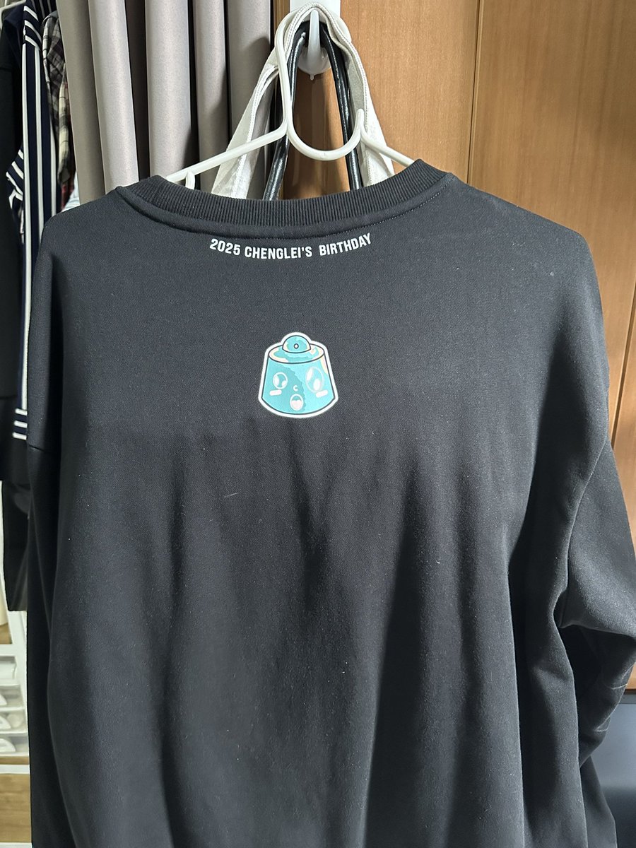 sora_llei's tweet photo. มีใครสนใจเสื้อลิมิเต็ดวันเกิดเหล่ยมั้ยคะ พอดีเราสั่งมาแล้วมันใหญ่กว่าตัวเองมาก พอลองใส่เป็นเดรสเลย 🥲 จะปล่อยต่อแบบขาดทุน ขาย 1,050 รวมส่ง ลองใส่แค่ครั้งเดียว ของแถมการ์ดครบ 

#เฉิงเหล่ย #Chenglei https://t.co/Tg4bQdso7J