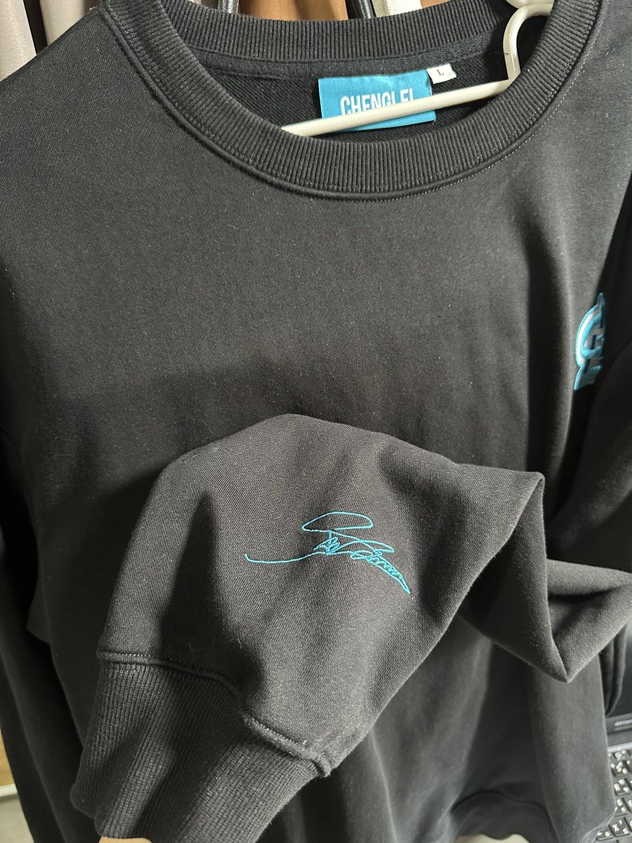 sora_llei's tweet photo. มีใครสนใจเสื้อลิมิเต็ดวันเกิดเหล่ยมั้ยคะ พอดีเราสั่งมาแล้วมันใหญ่กว่าตัวเองมาก พอลองใส่เป็นเดรสเลย 🥲 จะปล่อยต่อแบบขาดทุน ขาย 1,050 รวมส่ง ลองใส่แค่ครั้งเดียว ของแถมการ์ดครบ 

#เฉิงเหล่ย #Chenglei https://t.co/Tg4bQdso7J