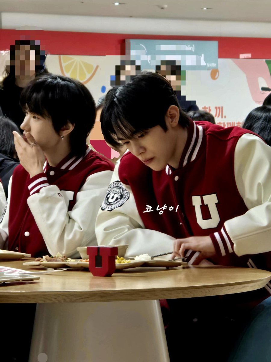 konyangi0503's tweet photo. 260317 유타대 #박동규
학식 먹는 05년생 https://t.co/FLosXAKMdc