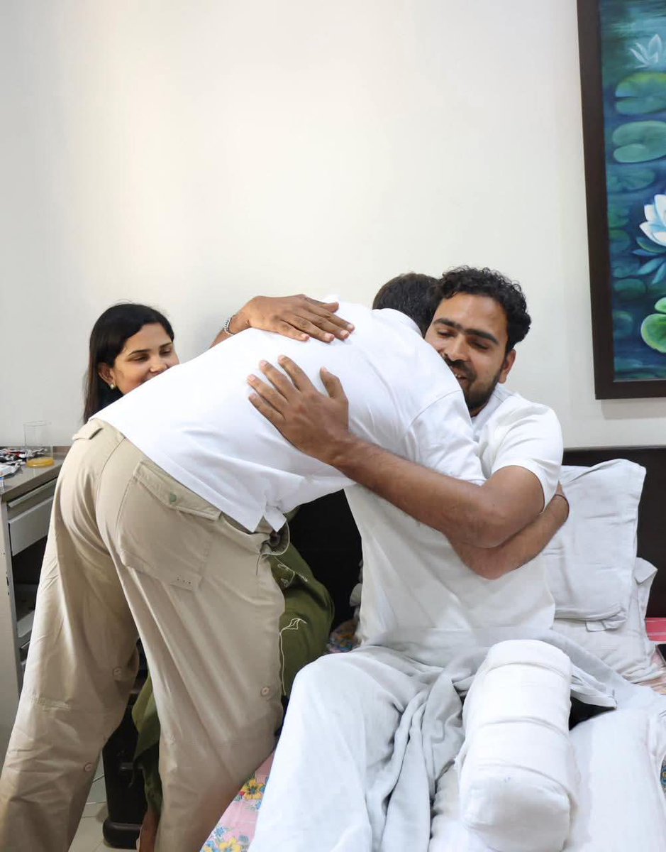 khanzarsutra's tweet photo. दिल्ली

कोबरा बटालियन के असिस्टेंट कमांडेंट अजय मलिक और उनके परिवार से नेता प्रतिपक्ष राहुल गांधी ने मुलाकात की। झारखंड में नक्सल विरोधी अभियान के दौरान आईईडी विस्फोट में गंभीर रूप से घायल होकर अजय मलिक ने अपना एक पैर खो दिया था । 

राहुल गांधी ने लिखा " उनसे बातें कर उनका अदम्य साहस, अटूट मनोबल और अद्भुत जज़्बा महसूस किया।

देश के प्रति उनकी सेवा और समर्पण को मेरा सलाम है। आशा करता हूं वो शीघ्र स्वस्थ हो जाएं " ।

#RahulGandhi #Congress