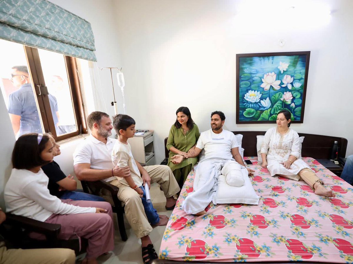 khanzarsutra's tweet photo. दिल्ली

कोबरा बटालियन के असिस्टेंट कमांडेंट अजय मलिक और उनके परिवार से नेता प्रतिपक्ष राहुल गांधी ने मुलाकात की। झारखंड में नक्सल विरोधी अभियान के दौरान आईईडी विस्फोट में गंभीर रूप से घायल होकर अजय मलिक ने अपना एक पैर खो दिया था । 

राहुल गांधी ने लिखा " उनसे बातें कर उनका अदम्य साहस, अटूट मनोबल और अद्भुत जज़्बा महसूस किया।

देश के प्रति उनकी सेवा और समर्पण को मेरा सलाम है। आशा करता हूं वो शीघ्र स्वस्थ हो जाएं " ।

#RahulGandhi #Congress
