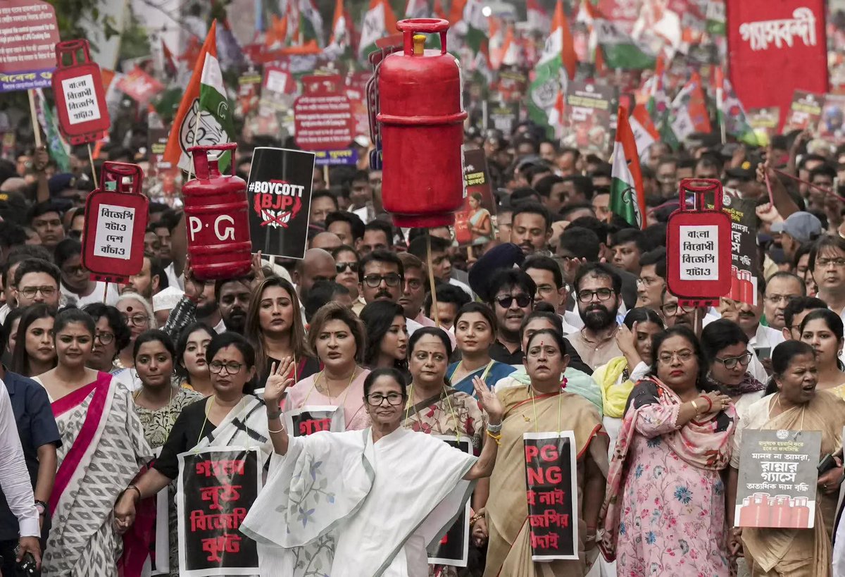 khanzarsutra's tweet photo. पश्चिम बंगाल

ममता बनर्जी सड़क पर ।

#MamataBanerjee #LPGGasCylinder https://t.co/SxzIvVdF1Z
