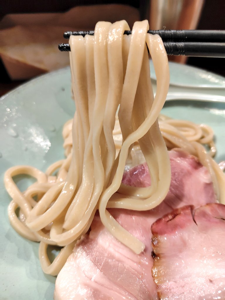 hatodenki's tweet photo. イカれた noodle Fishtonsさんにて
京小麦の収穫祭2026
TOKYO X MEN 200g

外待ち6番目に接続
京小麦収穫祭昨日今日限定のこちら
シンプルながら何とも春らしいビジュ
加水率高めなもっちリ平打ち太麺は
噛むほどに京小麦の味わいしっかり
とろっとブラウン濃密な豚が堪らん汁
御馳走様でした〜
祭った https://t.co/tYkqnU8rC9