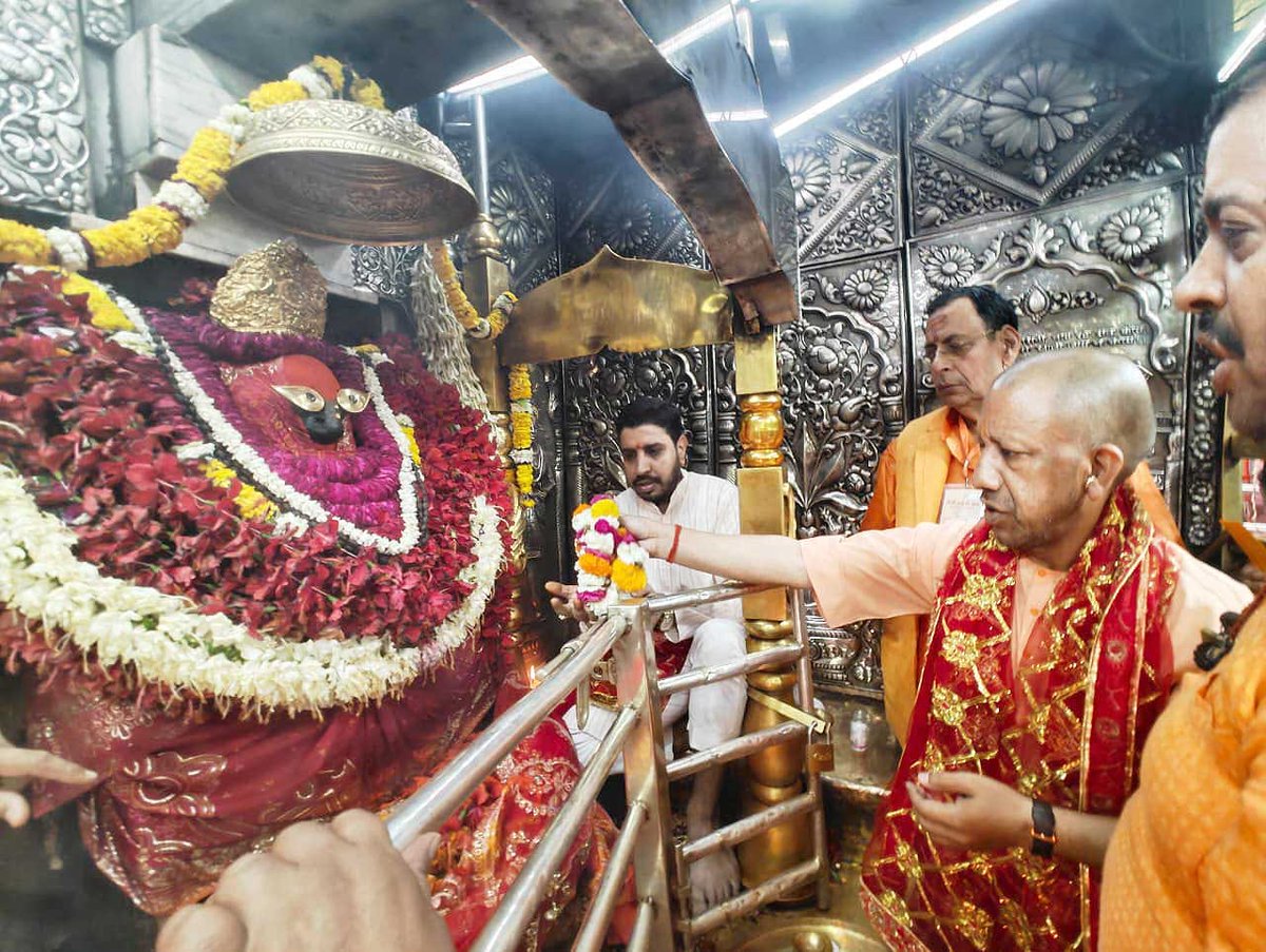 PradeepSinghAlg's tweet photo. जनपद मीरजापुर में आज माननीय मुख्यमंत्री श्री @myogiadityanath
जी ने माँ विंध्यवासिनी के दर्शन-पूजन कर माँ भगवती से सभी के कल्याण व आरोग्यता हेतु प्रार्थना की।

#maadurga #Vindhyavasini https://t.co/RAUldjsJHK