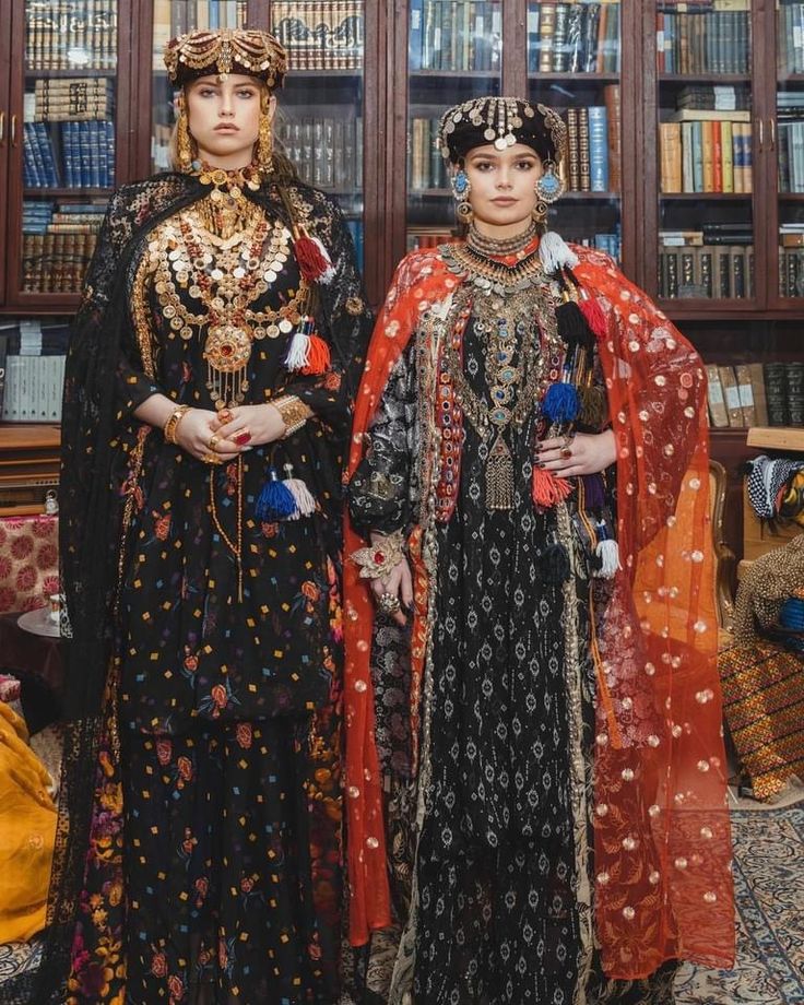 Kurdish girls in traditional designs by Lara Dizeyi. 

Stunning, don’t you think?