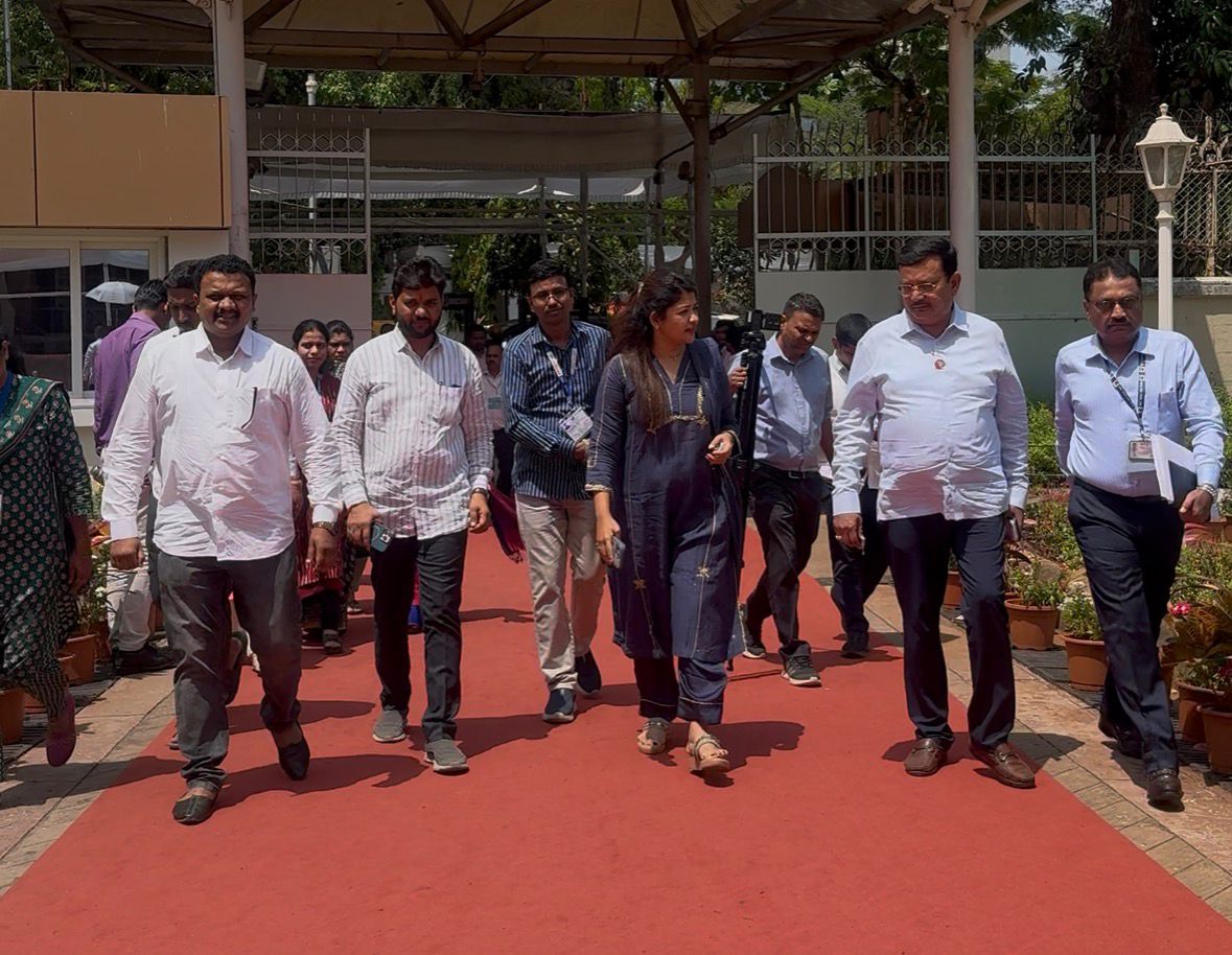 MLAShwetaMahale's tweet image. महाराष्ट्र विधीमंडळ अर्थसंकल्पीय अधिवेशन 2026, 
दिवस सोळावा.

आमदार मा. श्री. वसंतजी खंडेलवाल व सहकारी सदस्यांसमवेत विधान भवनात प्रवेश करताना...

#assembly #VidhiMandal #shwetamahalepatil #bjpchikhali

@VkhandelwalMLC @BJP4Maharashtra