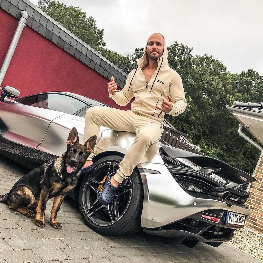 Flying Uwe tweet media