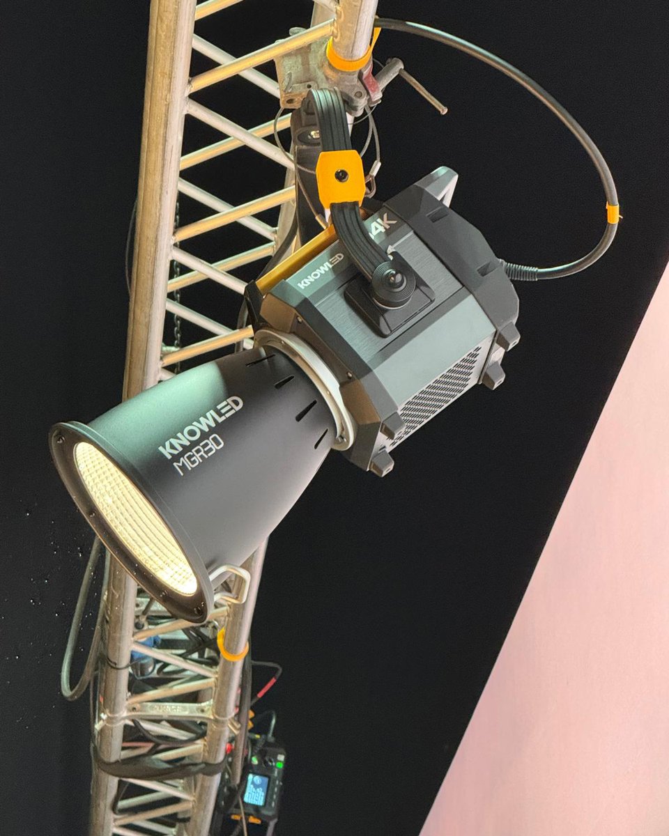 knowled_global's tweet photo. Godox KNOWLED MG4K and F800R powering an airline commercial shoot—delivering high brightness and stunning visuals for a crisp, cinematic look.

Thanks @bernieprentice3574 @chrisloveslight for sharing! https://t.co/LfqSem9DD2