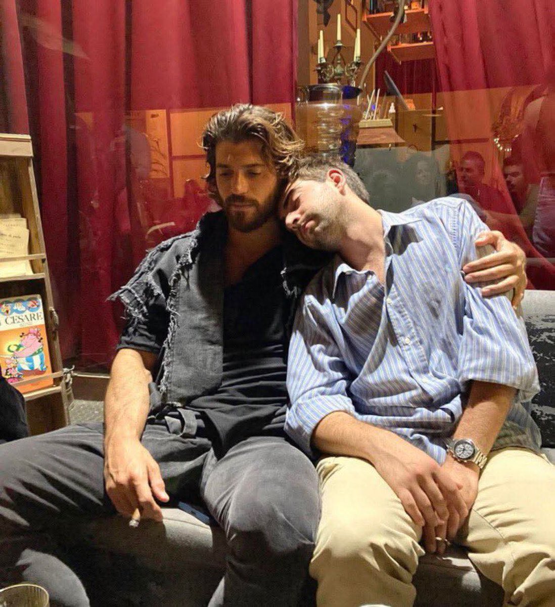 How beautiful the world will be where the heart smiles with its radiance, always giving that delightful sparkle of fire, that charming rain, and always a new TV series. Best of luck 🍀👏🎥
#CanYaman
#GiovanniNasta
#Bro