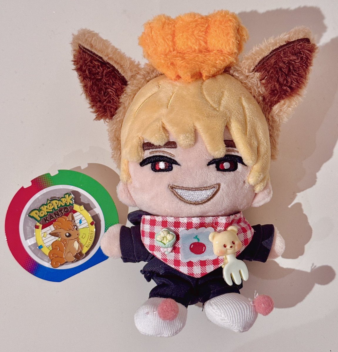 6Trei's tweet photo. これ知りたい人いると思うので共有‼️

ポケパークのカチューシャキーホルダーはストぬいに結構ぴったり着けられます。

緩めよりはぎゅんぎゅん寄りかな？あまり落ちそうとかには感じない、でも頭の形変わったり跡ついたりとかそんなに無さそう

これはロコン装着させられたジェシーちゃん https://t.co/Jku351Pn9U