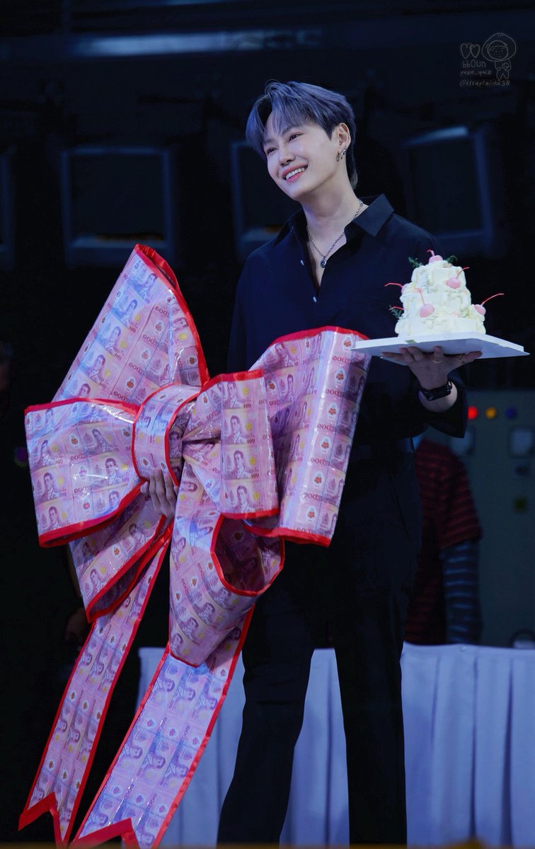 โบว์เงินยักษ์ที่ ยัยหนูบีบี หิ้วมาหา ป๊าวรุศ คือสร้างเรื่องไปถึงนอกด้อมมากกกก

เพื่อนติ่งถามกันทุกคน คิดว่าทีมงานทำพร็อพมาให้เฉยๆ แล้วพอรู้ว่า เป็นของ บุ๋นบุ๋น ที่ตั้งใจทำให้เปรมเปรม เอง พวกนางยิ่งช็อคกันไปใหญ่ ความคลั่งรักเจ้าเด็กของลูกชายเรามันก็เอาเรื่องอยู่เหมือนกันแฮะ 🤭