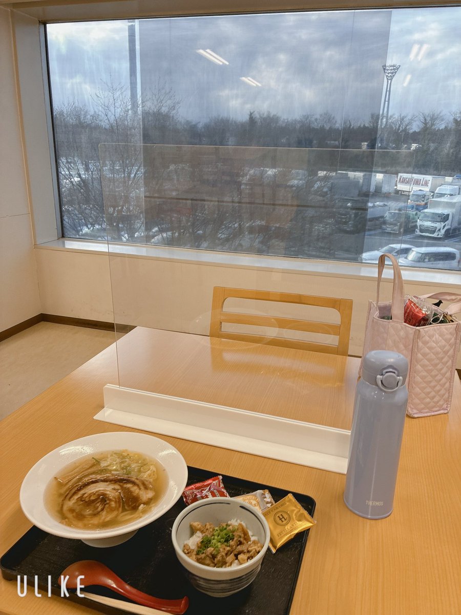 今日は背中は軽くなったけどまだ両腕が重くて痛い😣
右手でも箸を普通に使えるけど休み休みで長時間は難しいかな💦

のんびりとした気持ちでお仕事頑張ってます☺️