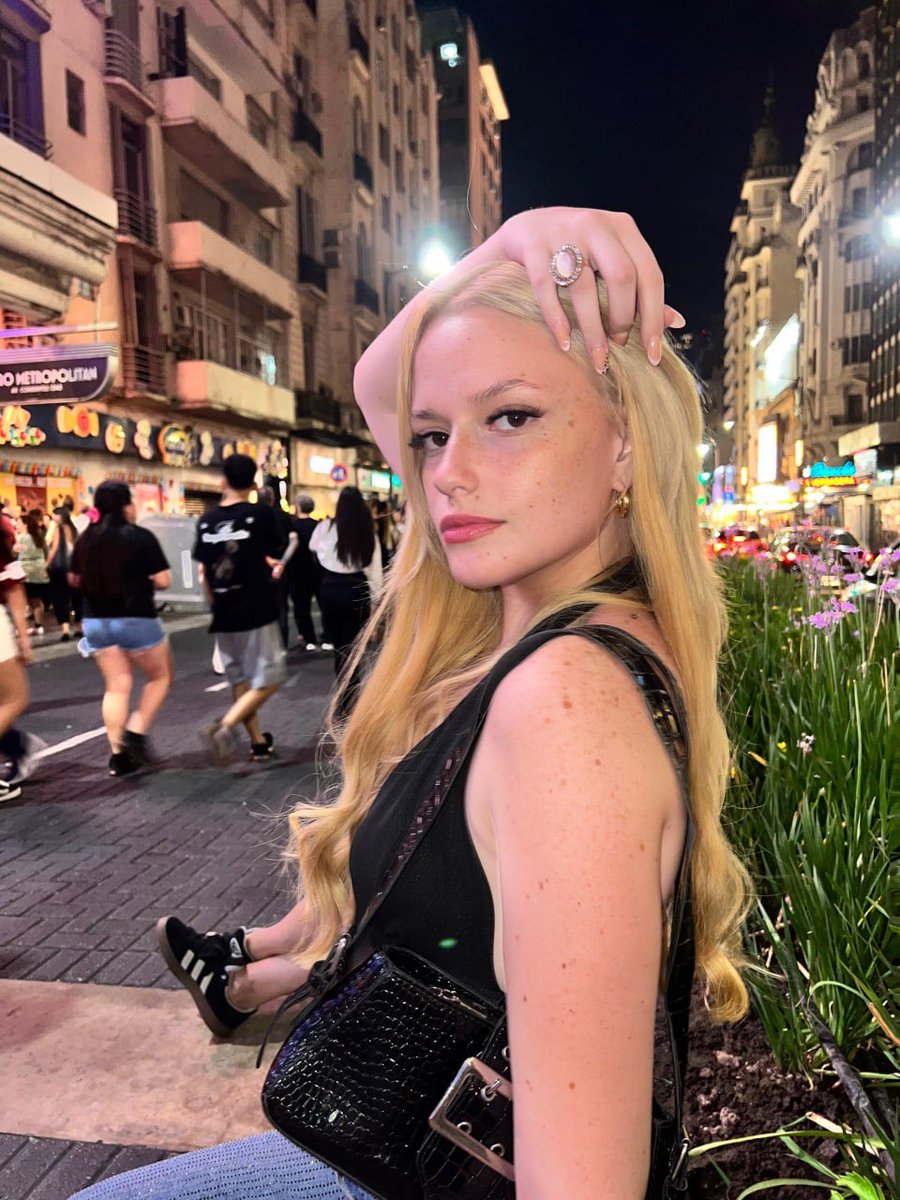 MollyHallaway07's tweet photo. ive no idea whats going on w my life im just winging it https://t.co/nKWPQ19lD4