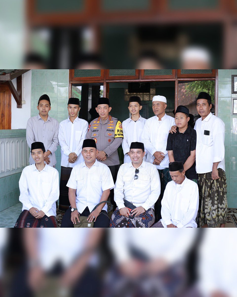 DivHumas_Polri's tweet photo. Kapolri Jenderal Polisi Drs. Listyo Sigit Prabowo, M. Si., melaksanakan kunjungan silaturahmi ke KH. Ahmad Bahauddin Nursalim (Gus Baha) di Pondok Pesantren LP3IA, Rembang, Jawa Tengah, pada Senin (16/3). Langkah ini merupakan aksi nyata Polri dalam memperkuat sinergitas dengan tokoh agama guna memastikan stabilitas keamanan dan ketertiban masyarakat tetap terjaga. 

Dalam suasana penuh kekeluargaan, Kapolri bersama Gus Baha dan para santri turut memanjatkan doa bersama untuk keselamatan serta kedamaian bangsa Indonesia. Melalui kunjungan ini, Kapolri turut merangkul seluruh elemen bangsa demi persatuan, sekaligus memastikan kehadiran Korps Bhayangkara senantiasa memberi rasa aman bagi semua lapisan.