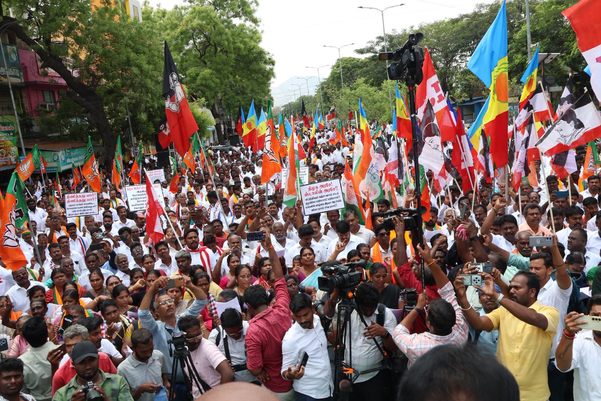 சேலத்தில் இன்று கண்டன ஆர்ப்பாட்டம் அஇஅண்ணாதிமுக தலைமையில் மகிளிருக்கெதிரான ஸ்டாலின் அரசை கண்டித்து நடைபெற்றது, மாவட்டத்தலைவர்கள் சசிகுமார் , சண்முகநாதன் மற்றும் அஹரிராமன் உள்ளிட்ட பாஜக நிர்வாகிகளோடு கலந்துகொண்டு நான் உரையாற்றிய தருணம் , சேலத்து முழக்கம் சென்னையை எதிரொலித்தது .