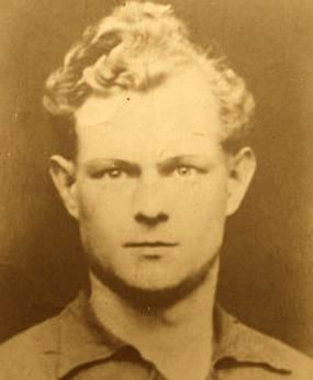 Tourcoing. Il les rend fous: gares, dépôts, convois, il détruit tout. Il s'y connaît, il est cheminot. Les Allemands se vengent : ils l'arrêtent, violent sa fille devant lui, le déportent. Emile Dubocage tiendra bon pour voir la Victoire. Et le 15 mai 1945, il s'éteindra. 32 ans.