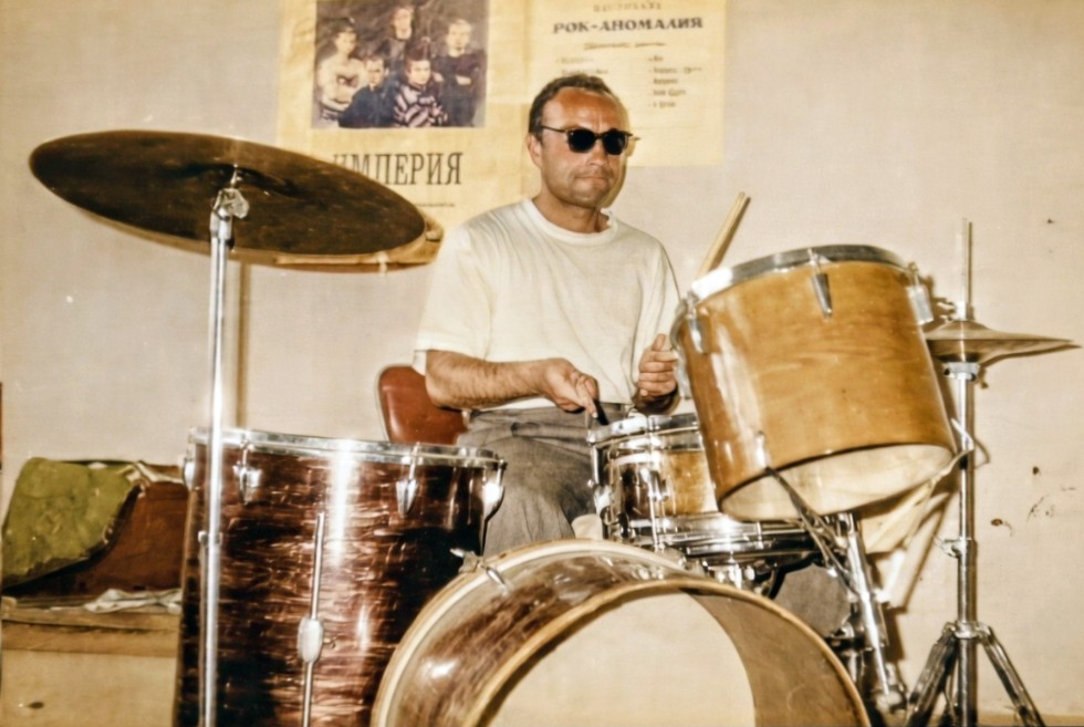 durumsheff_ua's tweet photo. А тепер я - вінтажнокольоровий!
#notwar #playdrums #drumsheff #notwarplaydrums https://t.co/KHdg1StWXT