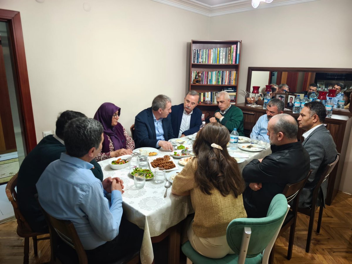 Dün akşam KHK ile işinden ve aşından edilen bir ailemizin sofrasına misafir olduk, iftarımızı birlikte açtık.​​​​​​​​​​​​​​​​Dinlediğimiz hikayeler, tanık olduğumuz  haksızlıklar tek bir gerçeği haykırıyor: KHK zulmü sürdükçe adaletten söz edilemez.

Toplumsal barışın yolu, bu