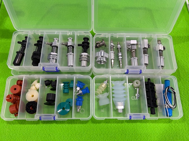 eins1_jp's tweet image. 小物たちはケースに入れて運びます🐸

#アインツ #eins #ロボット #ハンド #パーツ #チャック板 #スター精機 #小物 #ケース #運ぶ