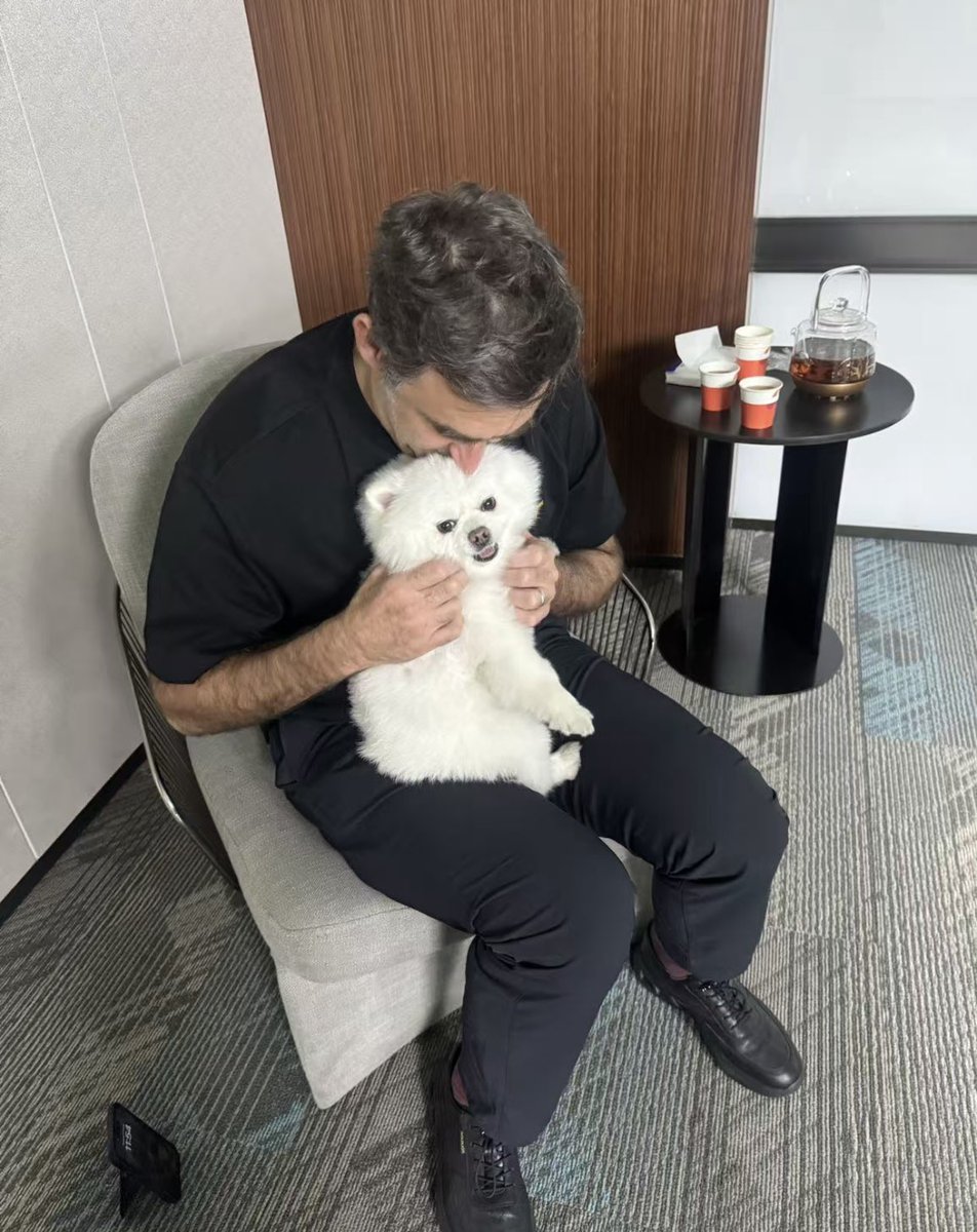 Ronnie meets Zhao Xintong’s doggy in Yushan, China.

Ronnie loves dogs and has three of his own 😀
