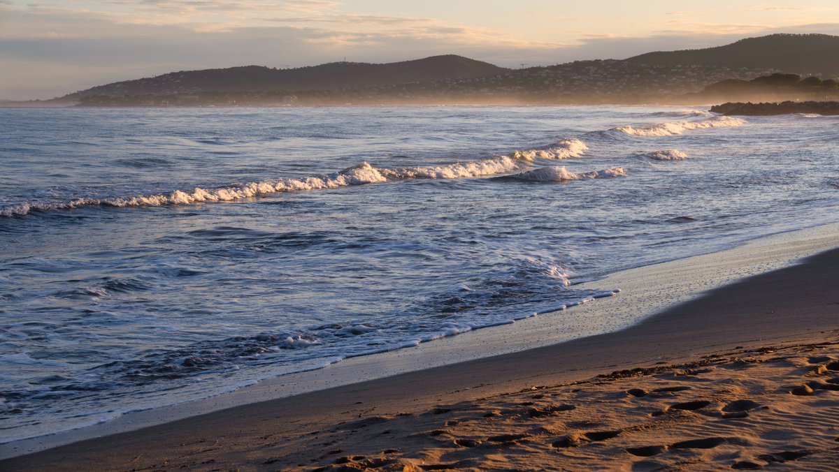 jmlpyt's tweet photo. Fin de journée entre Saint‑Aygulf et Fréjus. La lumière d’hiver dore les vagues et le sable, la Méditerranée se fait douce et contemplative.
#CotedAzur #Var #Mediterranean #Seascape #Photography #levarlunique #shootuploadrepeat #jmlpyt #visitesterel #esterelcotedazur #frejus
Plus de photos ici 👉 https://t.co/9Rljis04oJ