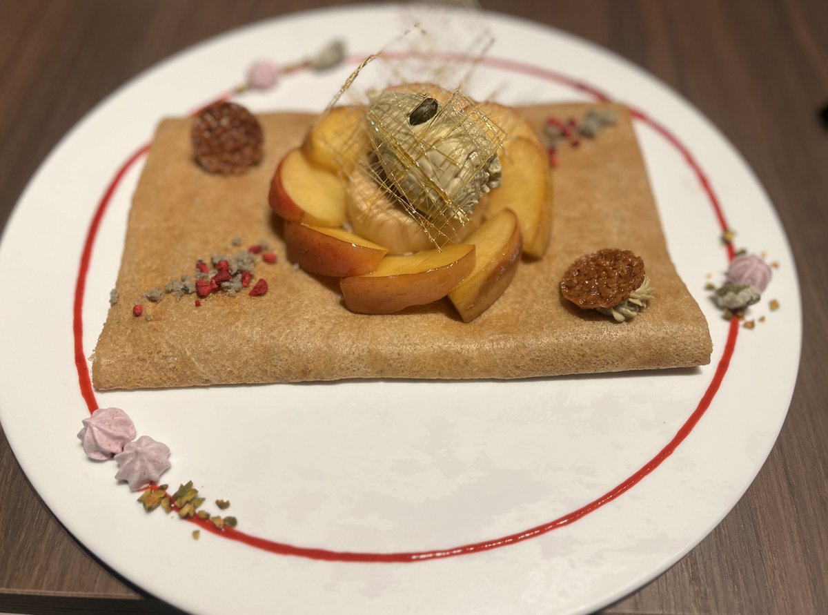 札幌の超人気店「パフェ佐藤」さんが、
ガレットのお店を１９日にオープン！
（中央区南２西６）

一足早くおじゃましてきました♩
「塩キャラメルとピスタチオのガレット」
焼きリンゴとキャラメルプリンとピスタチオムースがのっているだけでなく、ガレットの間にも秘密が♥。
さすがのお仕事です。