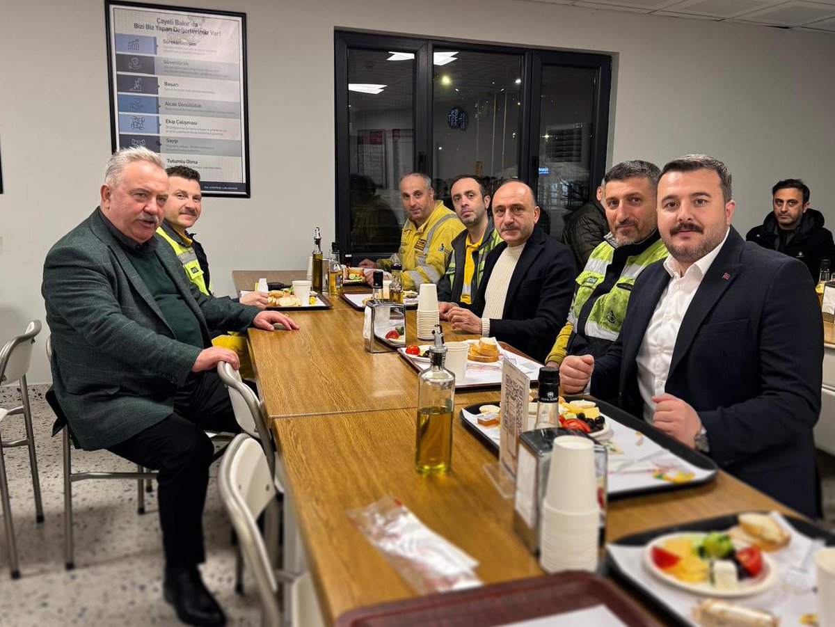 Güneşin ulaşamadığı yerlere emeğiyle ışık götüren, ekmeğini taştan çıkaran maden işçilerimizle, Çalışma ve Sosyal Güvenlik Bakanımız Sayın Prof. Dr. Vedat Işıkhan’ın da katılımıyla gerçekleştirilen sahur programında bir araya geldik.

Maden emekçilerimizle aynı sofrayı paylaşmak,