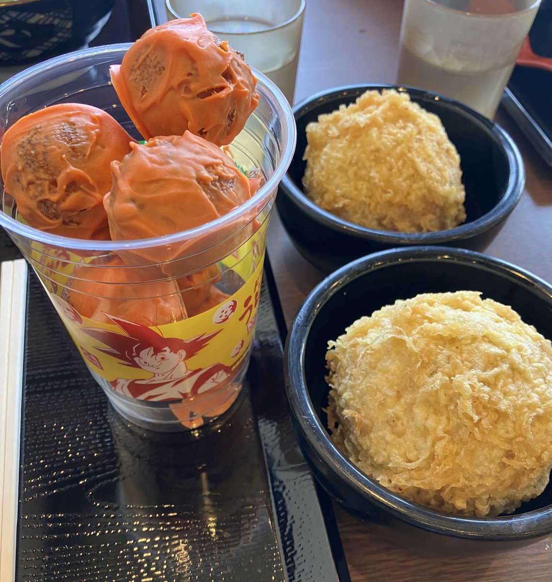 _nabejun_'s tweet photo. 楽しみにしていた元気玉おむすびはボリューム満点で、まさかのフードファイトでした😅

うどん札は“戦闘力５のおじさん”
嫌いじゃないけど、初手で引くと微妙な気持ちになるね😇 https://t.co/sHqPgomWtt