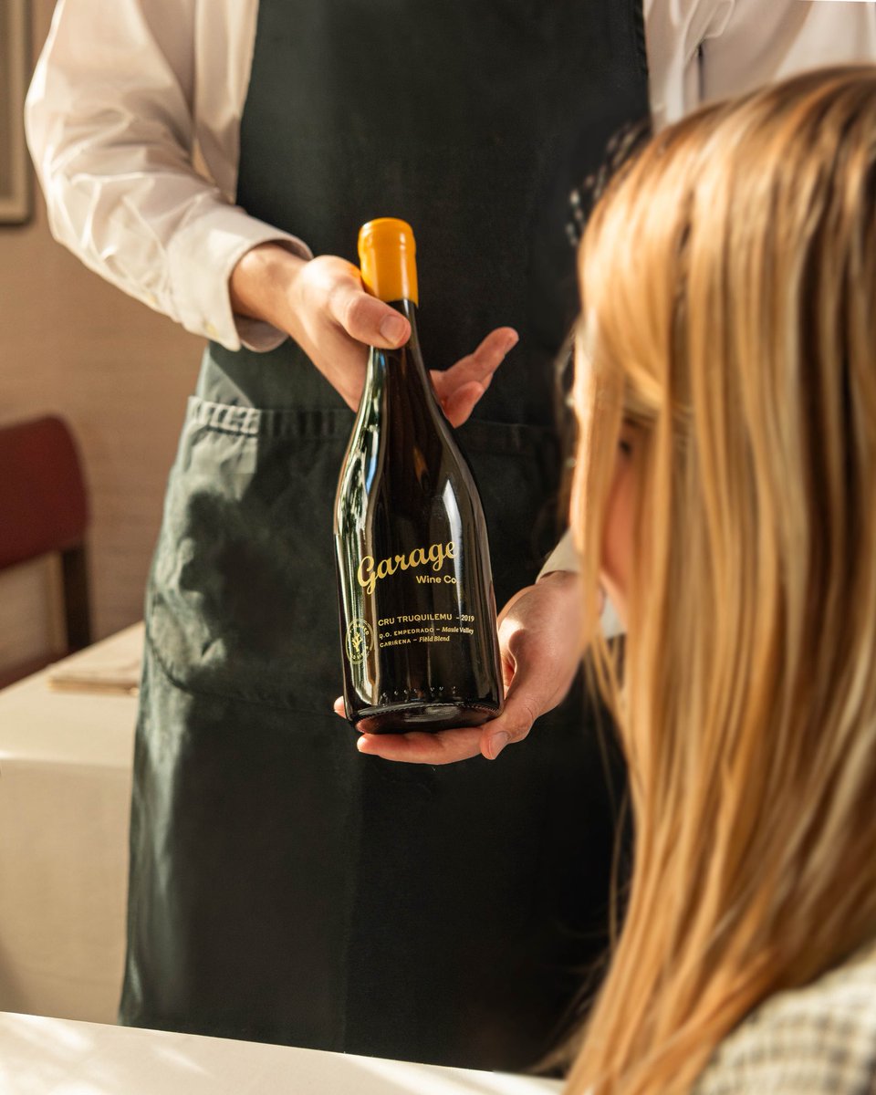 vilaviniteca's tweet photo. Garage Wine Co. Cru Truquilemu 2019 de Derek Mossman y Pilar Miranda proviene de un viñedo de más de 70 años, plantado con cariñena, garnacha y syrah del Valle del Maule, en Chile. Solo 4,229 botellas de un tinto fresco en una añada excelente. #vinodeldía https://t.co/3qHSCKwHsG https://t.co/E8nDgJSeLk