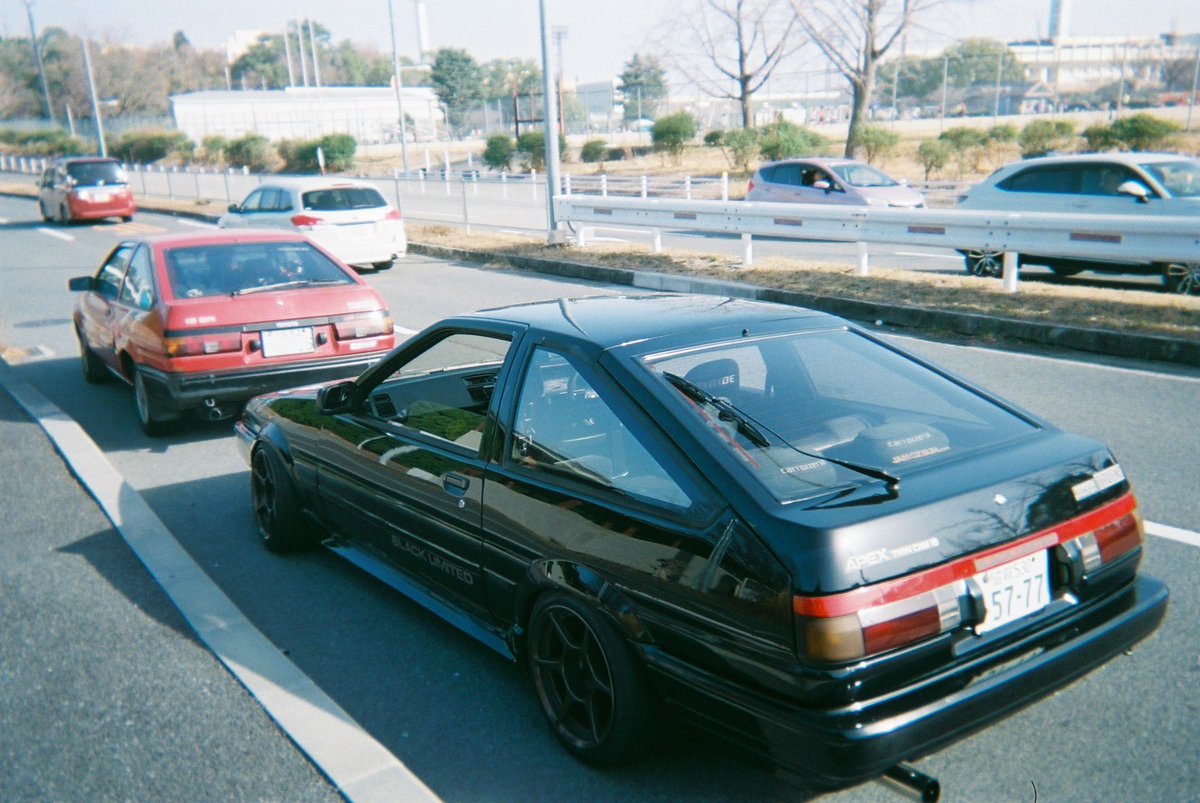 bunchiiiiin's tweet photo. 先月お話させていただいた赤いトレノの御婦人。
たまたま前を走ってたタイミングで前に居た黒いトレノに嬉しくなって、信号待ちで横に並んだタイミングで声をかけていただきました。
あまりトレノを見かけないらしく、声を掛けたそう。
当時一目惚れで買って新車から43年大事に乗られてるAE85でした。 https://t.co/inRmaAeRqJ