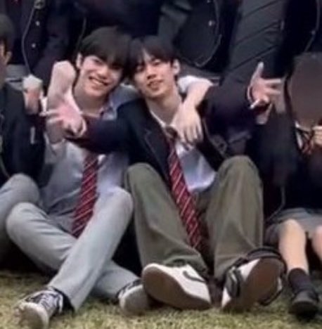 leadonghoon's tweet photo. bring this back till we get the new one #donghoon https://t.co/gnvatmszOd