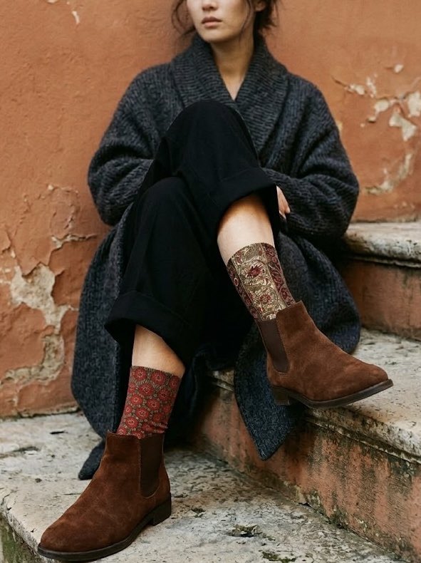 Life_Knit_Kit's tweet photo. 靴下がコーデの主役になる瞬間を、ずっと信じてきました。

先週の投稿で社内みんなが「こんなに反響が！」と喜んでくれ、本当に嬉しかった。
メーカーだから機能・品質に目がいきがち。品質は当たり前。

「可愛い」「素敵」って言ってもらえて自信になりました。

皆様の声が背中を押してくれます。 https://t.co/qB5lwRJD0C