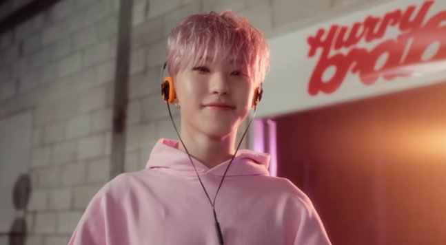 I absolutely love this reporter (they loved Baby Honey so they made an article about it, my dream job,)

SEVENTEEN’s Hoshi is truly “Baby, Honey” [Lee Da-won’s One Pick]

It tickles your ears. With sweet lyrics whispered in a sweet voice over a sweet melody, you might just end up