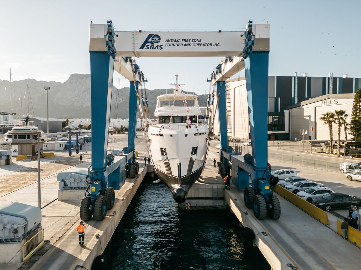 sytreports's tweet photo. 🏗️26m Bering 88 explorer yacht launched

The 26.2-metre #Bering 88 motor yacht has been launched from the @BeringYachts shipyard in Antalya, Turkey. The B88 marks the second yacht entering the water this year as part of the yard’s sub-24-metre explorer range.

📌Read: https://t.co/5DbcvmUEAF #yachtlaunch #exploreryacht
