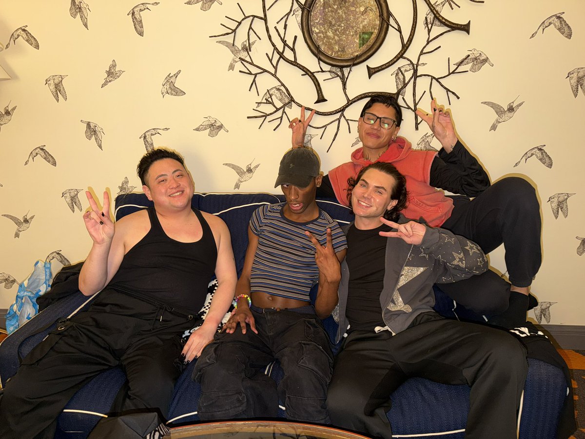 ☆ L A N A tweet media