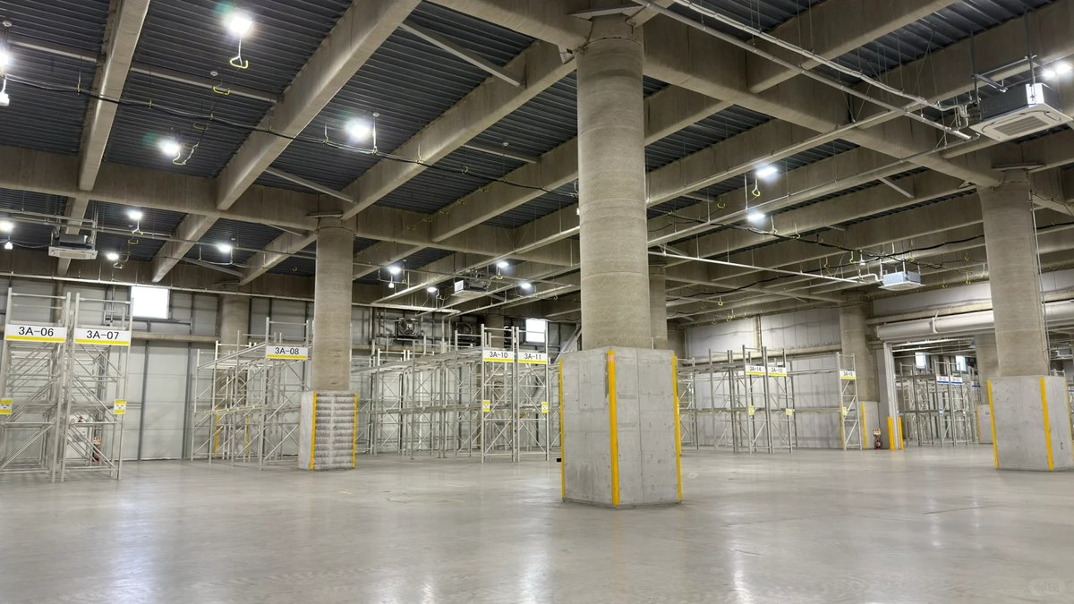 kevine2lighting's tweet image. 💡 Project Complete! Our LED high-bay lights just got installed in this spacious warehouse. Brighter, energy-efficient, and perfectly even illumination across every corner. Swipe to see the results! #WarehouseLighting #LEDInnovation #E2Lighting