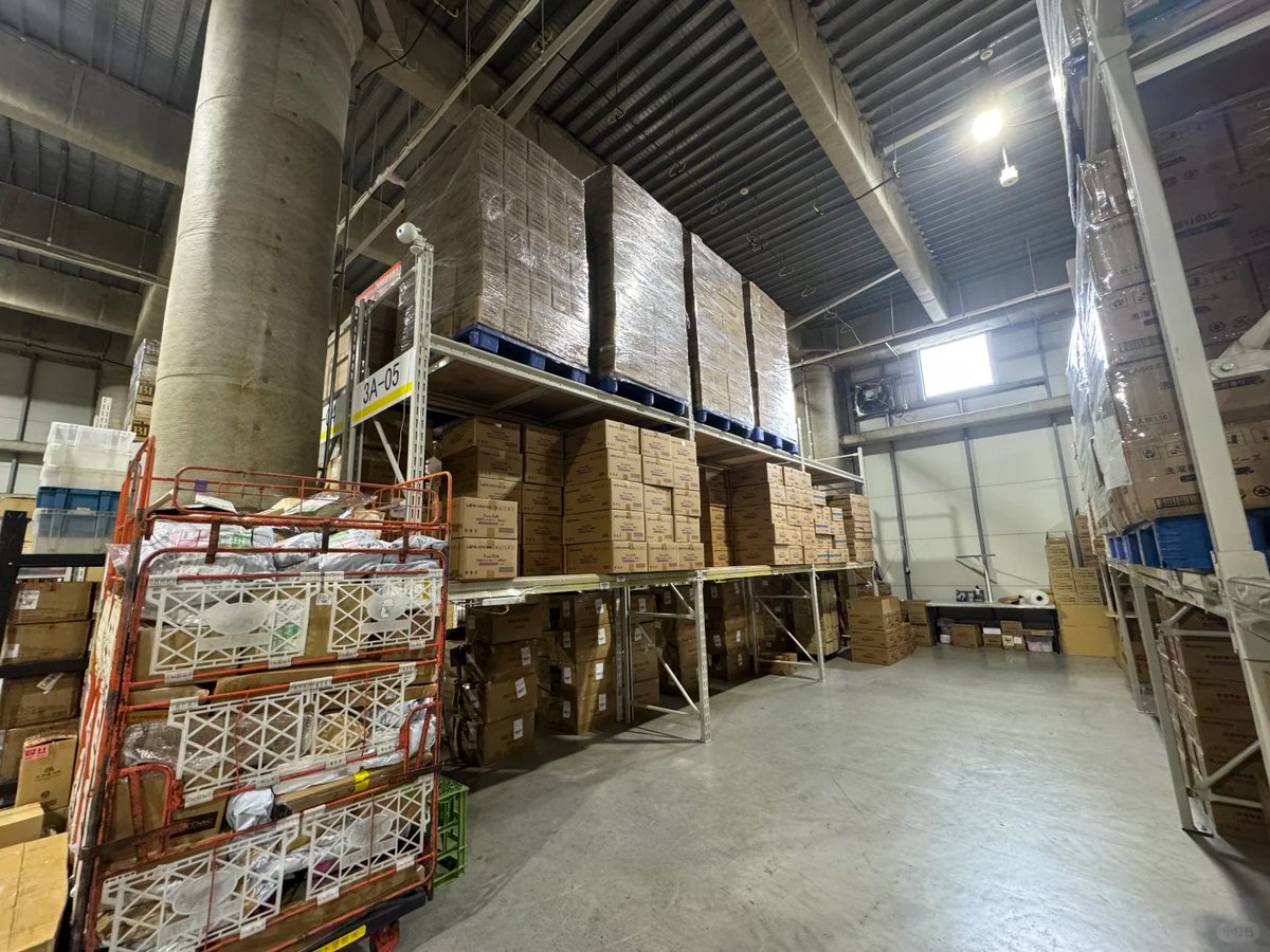 kevine2lighting's tweet image. 💡 Project Complete! Our LED high-bay lights just got installed in this spacious warehouse. Brighter, energy-efficient, and perfectly even illumination across every corner. Swipe to see the results! #WarehouseLighting #LEDInnovation #E2Lighting