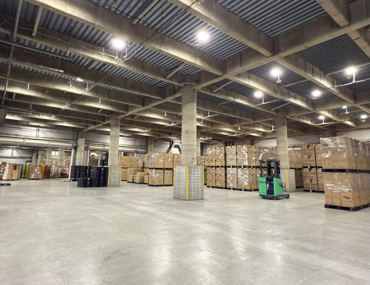 kevine2lighting's tweet image. 💡 Project Complete! Our LED high-bay lights just got installed in this spacious warehouse. Brighter, energy-efficient, and perfectly even illumination across every corner. Swipe to see the results! #WarehouseLighting #LEDInnovation #E2Lighting