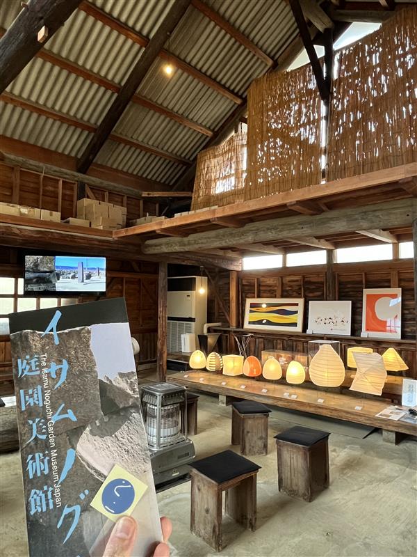 【スタッフの #高松 まち歩き⑤】
ことでんに揺られ、イサム・ノグチ庭園美術館へ。作品だけでなく、日本で過ごした家屋やアトリエも残り、庭園美術館らしい開放的な空間がとても印象的でした。柿や梅、桜などの木々に囲まれ、自然と作品が調和する風情を感じる素敵な場所でした。（スタッフI） #TKMT