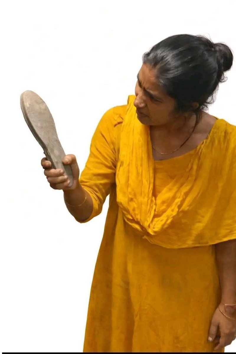 बेटा इंजीनियर , 
पति सुपरवाइजर है ,,
खुद पंडित हु लेकिन रिजर्वेशन की टिकट लेने की औकात नहीं है!
😃😃