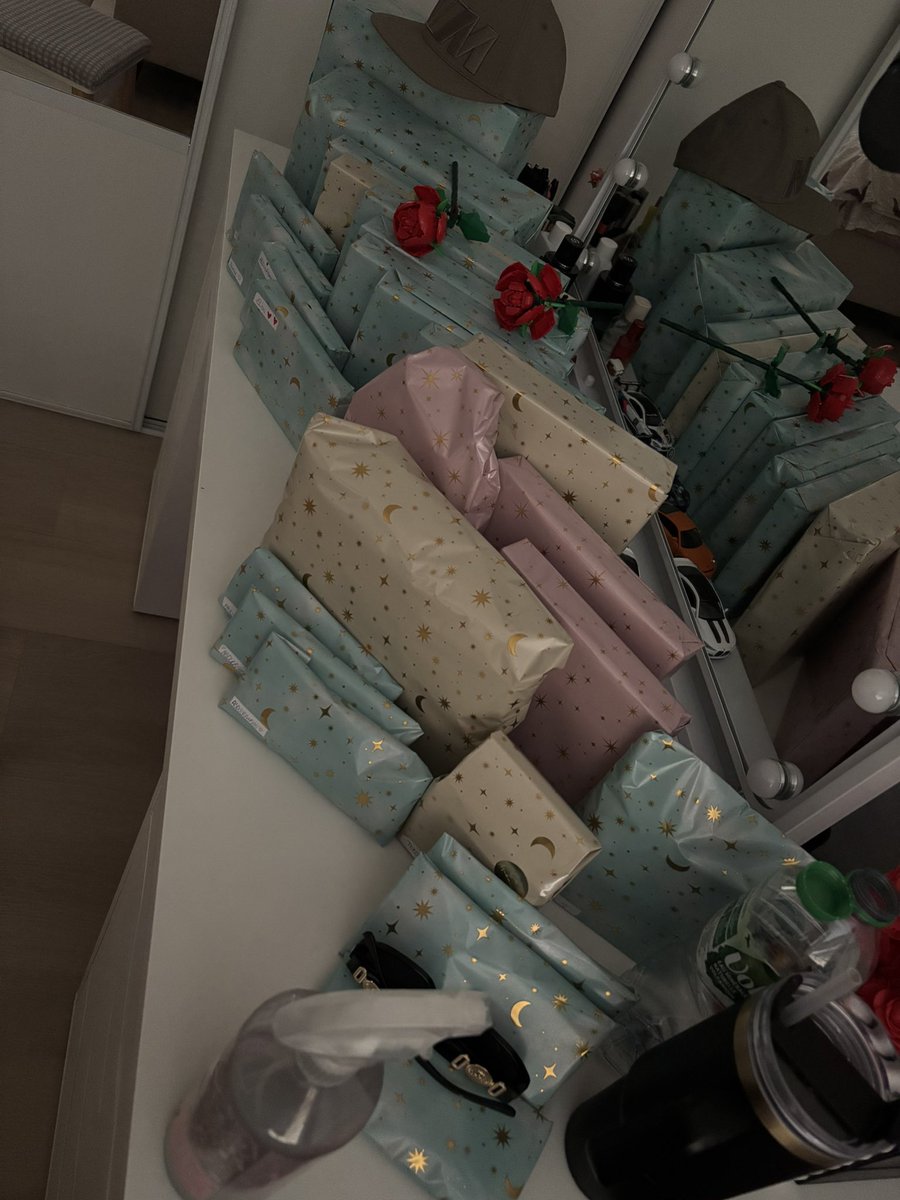 ElPatrone69's tweet photo. @S7rhat Vraiment et nous les grands on a quoi ? 
Genre la y’a je sais pas combien de cadeau et j’ai tjr pas reçu la moitié https://t.co/z94kjpzNt9