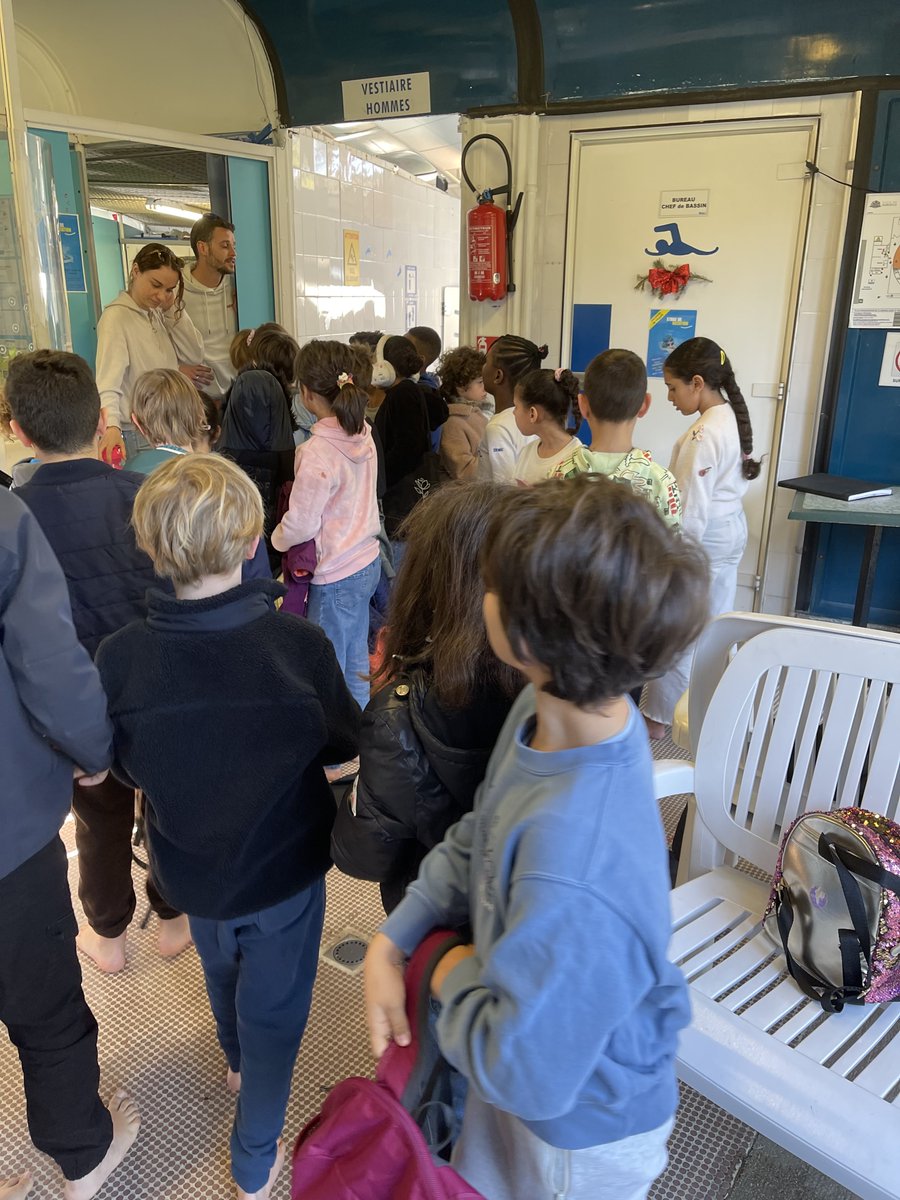 Blob30's tweet photo. L’apprentissage de la natation à ⁦@marseille⁩ : faire déplacer 2 classes et les renvoyer parce qu’un maître nageur ne s’est pas levé ! Tout va bien ⁦@BenoitPayan⁩ 👍👍👍 https://t.co/sxww14t52D